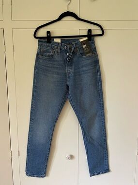 NWT Levi's 501 Skinny Women’s Jeans in Medium Blue with 5 button fly size 27x28